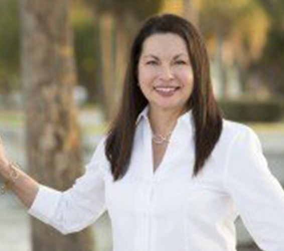 Portrait of Loida Pearson, REALTOR®.
